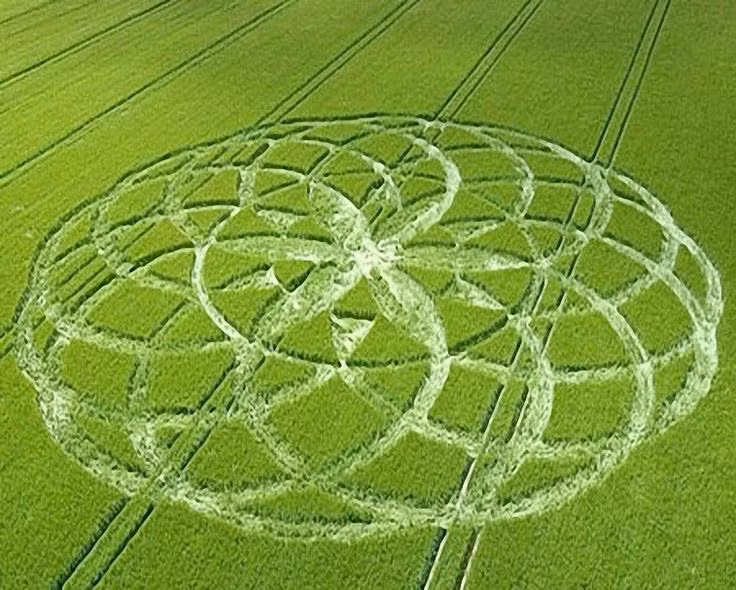  Năng lượng từ Trái Đất: Một giả thuyết cho rằng crop circles là kết quả của các năng lượng từ lòng đất, chẳng hạn như dòng điện hoặc từ trường phát ra từ các điểm năng lượng đặc biệt dưới mặt đất. Ảnh: Pinterest.