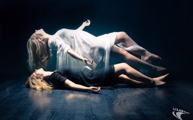  4. Có thể tạo ra bằng khoa học. Một số nghiên cứu cho thấy OBE có thể được tạo ra nhân tạo. Bằng cách kích thích một số vùng trong não, đặc biệt là thùy đỉnh (parietal lobe), các nhà khoa học có thể khiến người tham gia cảm thấy như mình rời khỏi cơ thể. Ảnh: Pinterest.