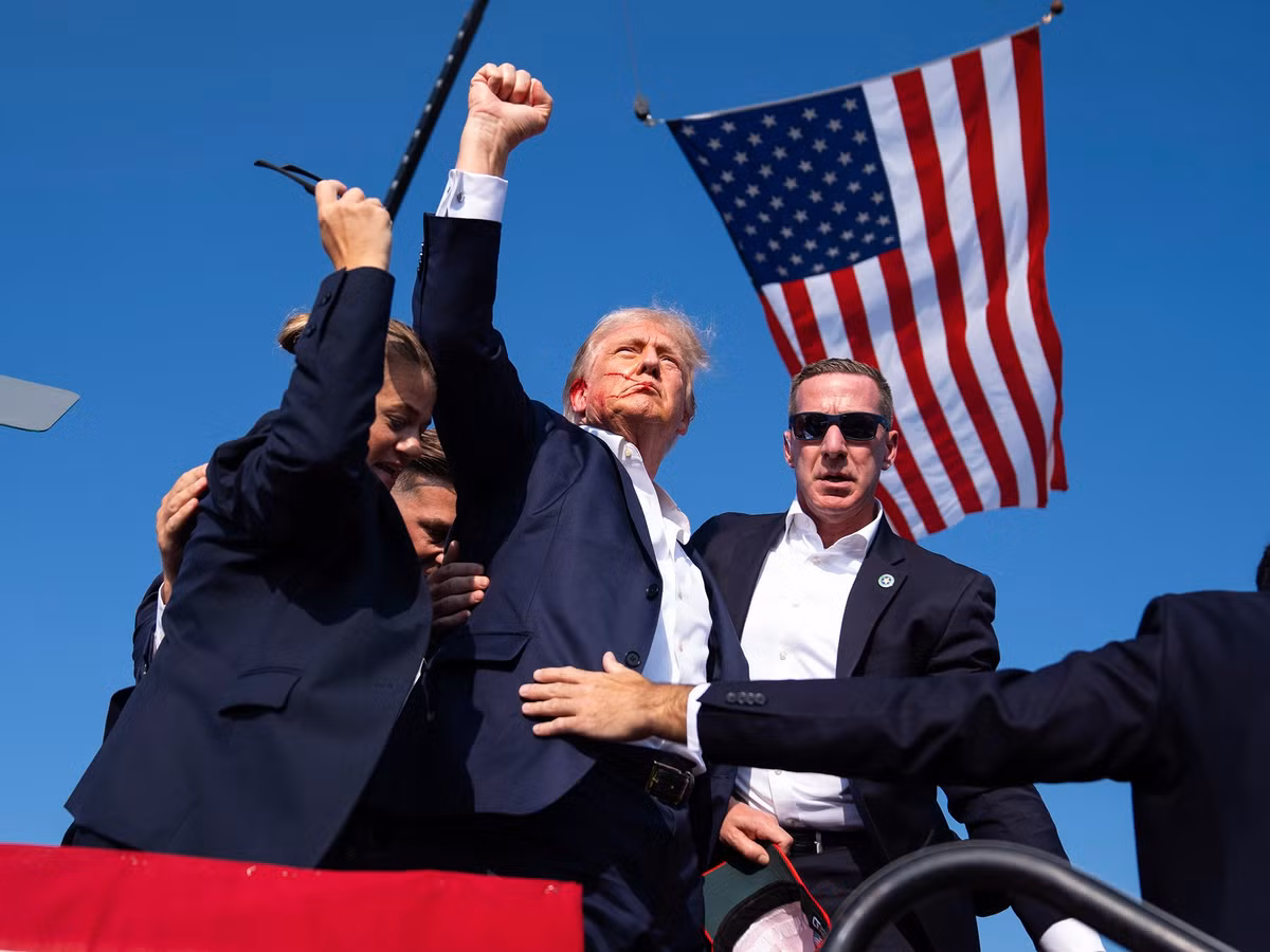 Con đường trở thành tổng thống: Không có kinh nghiệm chính trị trước đó, Trump gia nhập Đảng Cộng hòa và giành chiến thắng bất ngờ trong cuộc bầu cử năm 2016, trở thành Tổng thống thứ 45. Sau thất bại trước Joe Biden năm 2020, ông trở lại ấn tượng với chiến thắng thuyết phục trước Kamala Harris trong kỳ bầu cử Tổng thống Mỹ năm 2024. Ảnh: The New Yorker.