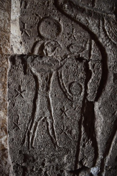  Tại tháp phía bắc của cổng đền, các nhà nghiên cứu tìm thấy phù điêu mô tả cảnh một vị vua dâng lễ vật cho nữ thần đầu sư tử Repit và con trai bà là Kolanthes.