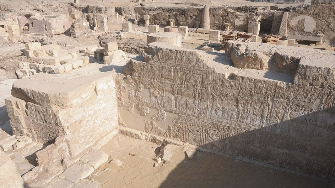 Khu vực này bao gồm một quần thể đền chính, cổng đền mới phát hiện, dấu tích của một khu định cư, nghĩa trang cổ và các mỏ đá cổ. 