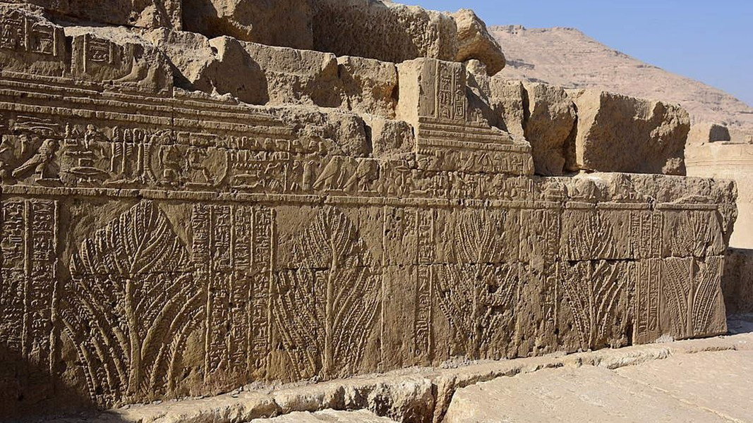 Nhóm nghiên cứu cũng phát hiện một căn phòng trong tháp phía bắc, rộng khoảng 6m và dài 3m, được cho là nơi cất giữ các vật dụng trong đền