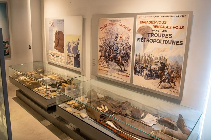  Bảo tàng Quân đội Pháp. Nằm trong cung điện Les Invalides ở Paris, bảo tàng này trưng bày nhiều loại áo giáp, vũ khí, tài liệu lịch sử và có lăng mộ của Napoleon. Đây là một trong những bảo tàng quân sự lâu đời nhất thế giới. Ảnh: Pinterest.