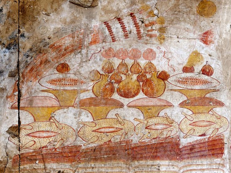  6. Trái cây và rau củ. Người Ai Cập cổ đại trồng nhiều loại rau và trái cây để làm phong phú bữa ăn của họ. Rau củ phổ biến bao gồm hành, tỏi, rau mùi, đậu lăng, đậu xanh, dưa leo và rau diếp. Trái cây như nho, chà là, lựu, dưa và quả sung được trồng nhiều nhờ vào hệ thống tưới tiêu từ sông Nile. Ảnh: Pinterest.