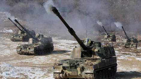 Pháo tự hành K9 của Quân đội Hàn Quốc tiến hành diễn tập bắn đạn thật.