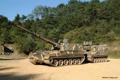 Pháo tự hành K9 và xe tiếp đạn tự hành K10.