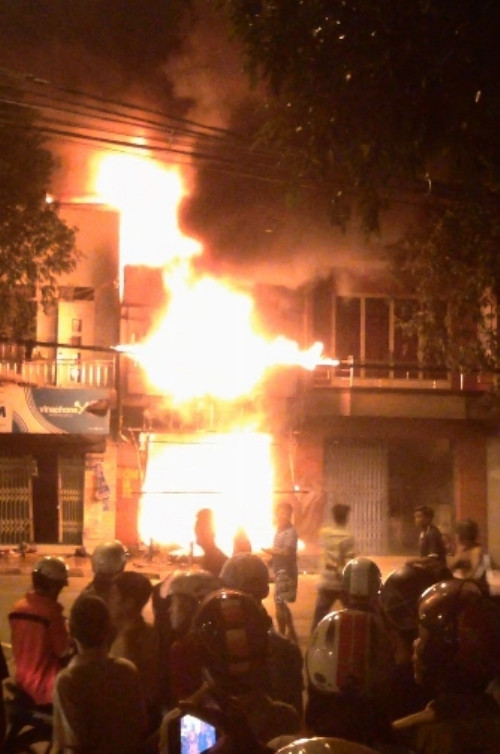 ăn nhà (2 tầng rộng khoảng 60 m2 nằm trên đường Phan Đình Phùng, phường Trung Dũng giữa trung tâm TP Biên Hòa, tỉnh Đồng Nai ) vừa là nơi sinh sống của 3 thế hệ ông bà, con cháu vừa là cơ sở may nệm, yên xe của gia đình anh Phong.