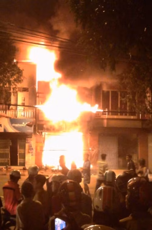 Đám cháy phát ra từ tầng trệt căn nhà chứa đầy nệm, mút và vật liệu dễ cháy. Nhận tin báo, Phòng Cảnh sát PCCC tỉnh Đồng Nai đã nhanh chóng điều động hàng chục cán bộ, chiến sĩ và phương tiện đến làm nhiệm vụ. Tuy nhiên, lực lượng chức năng không cứu được 5 người chết co quắp trong đám cháy.