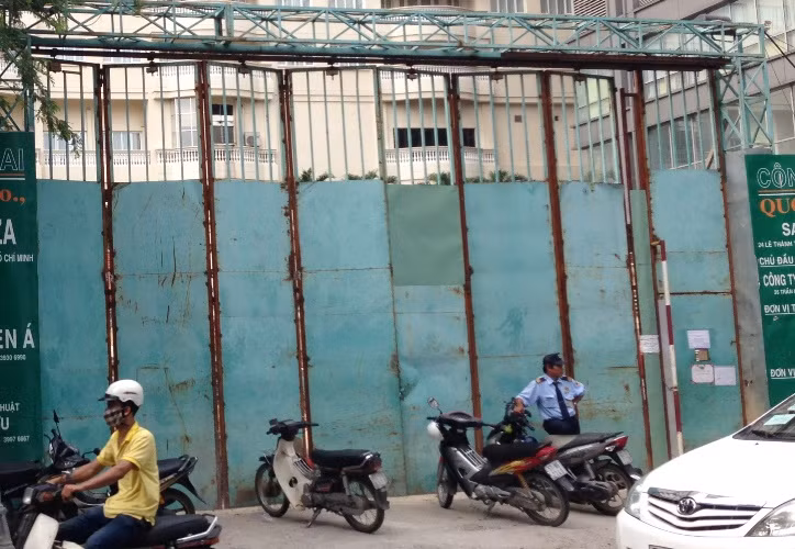 Theo thông tin từ lãnh đạo UBND phường Bến Nghé, hiện công trình đã tạm ngưng thi công. Khu vực xung quanh công trình được rào chắn, bảo vệ khá nghiêm ngặt. Theo quan sát của PV, công trình chỉ mới đang thi công phần móng thì xảy ra sự cố