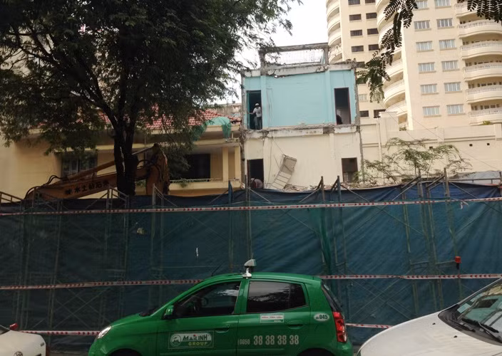 Sự cố xảy ra từ chiều 20/12 khi các thẩm phán của các phiên tòa Kinh tế, Lao động...đang xét xử thì thấy rung động, mặt đất phía trước sân và trong trụ sở xuất hiện "hố tử thần" rộng hàng chục m2