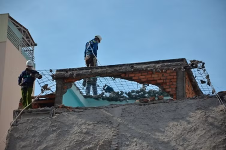 Nguyên nhân được xác định là do công trình Sài Gòn Plaza (thuộc Công ty CP Quốc Cường Gia Lai) đào móng xây tầng hầm bên cạnh. Sau đó, chủ đầu tư và đơn vị thi công phá dỡ trụ sở Tòa án Nhân dân TP HCM vì tòa nhà bị nghiêng lún không bảo đảm an toàn