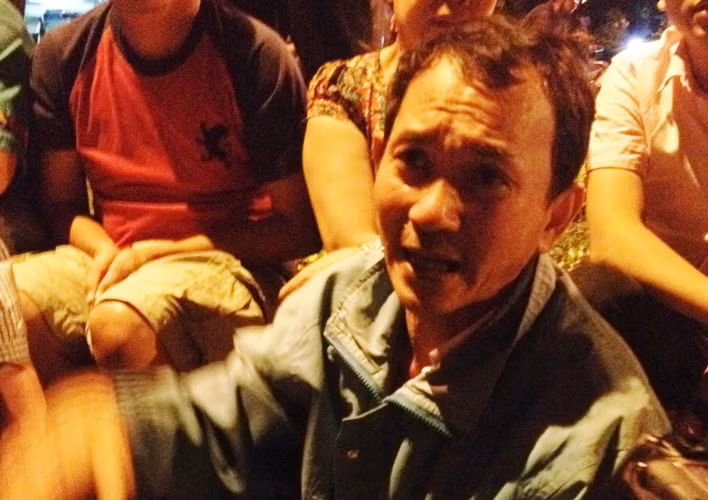 Ông Trần Phạm Hùng Phong, chủ căn nhà đau đớn trước cái chết của những người thân sau vụ hỏa hoạn. Ngay trong đêm qua và sáng nay, hiện trường vụ cháy đã được lực lượng Công an phong tỏa để các đơn vị nghiệp vụ Phòng pháp chế và xử lý cháy nổ Sở Cảnh sát PCCC, Phòng Kỹ thuật hình sự Công an tỉnh Đồng Nai điều tra làm rõ.