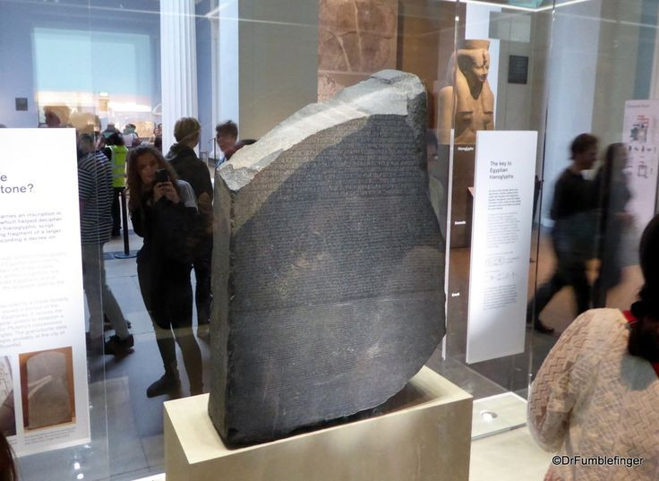  Hiện vật đang được lưu giữ tại Bảo tàng Anh. Đá Rosetta được đưa về Anh sau khi quân Pháp thất trận và hiện là một trong những báu vật thu hút nhiều khách tham quan nhất tại Bảo tàng Anh. Ảnh: Pinterest.