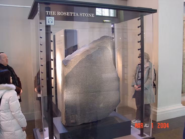  Đá Rosetta được phát hiện tình cờ năm 1799. Một binh sĩ Pháp đã tìm thấy phiến đá Rosetta khi đang xây pháo đài gần thị trấn Rosetta (Rashid) ở Ai Cập trong chiến dịch quân sự của Napoleon. Ảnh: Pinterest.