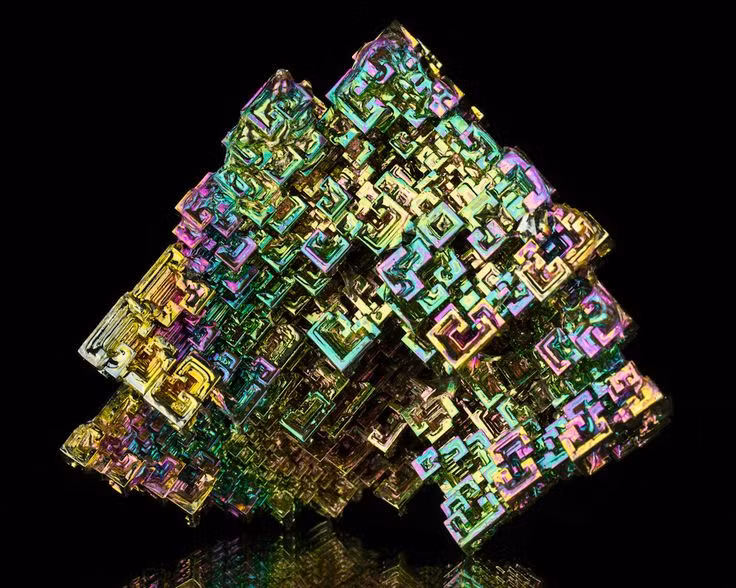  1. Bismuth có cấu trúc tinh thể bậc thang tuyệt đẹp. Khi nguội chậm từ thể lỏng, Bismuth hình thành các khối tinh thể vuông vức mang hình bậc thang cầu vồng như tác phẩm nghệ thuật tự nhiên. Ảnh: Pinterest.