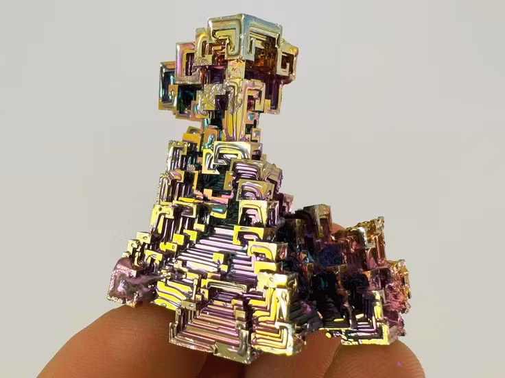  4. Bismuth là kim loại nặng có độ độc thấp nhất. Không giống chì hay thủy ngân, Bismuth gần như không độc và thậm chí còn được dùng trong thuốc trị đau dạ dày. Ảnh: Pinterest.