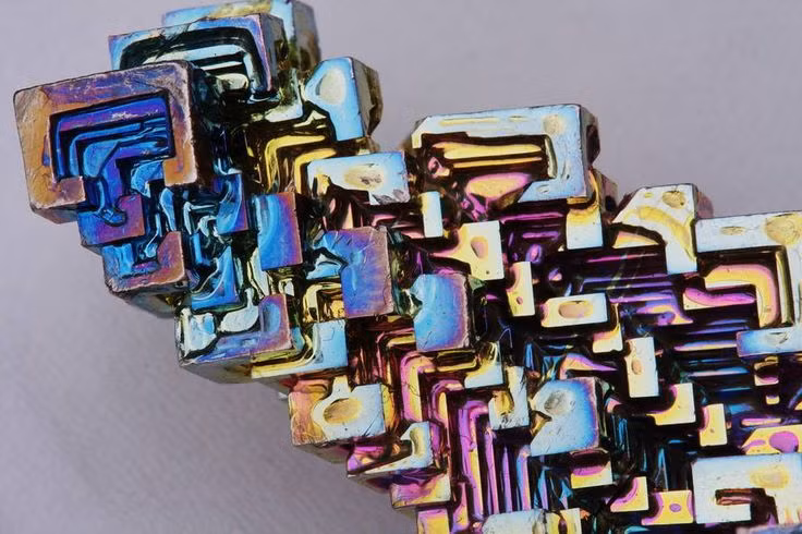  6. Người xưa thường nhầm lẫn Bismuth với thiếc hoặc chì. Do màu sắc và trọng lượng tương tự, Bismuth từng bị phân loại sai trong hàng thế kỷ trước khi được công nhận là nguyên tố riêng biệt vào thế kỷ 18. Ảnh: Pinterest.