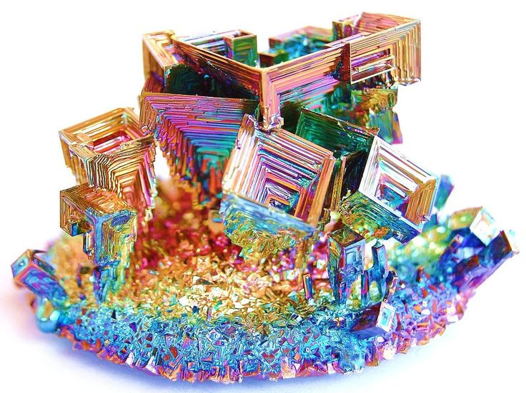  3. Màu sắc cầu vồng đến từ hiện tượng oxi hóa. Lớp oxit mỏng trên bề mặt phản chiếu ánh sáng, tạo nên màu sắc biến đổi như cầu vồng, tùy theo độ dày của lớp oxit. Ảnh: Pinterest.