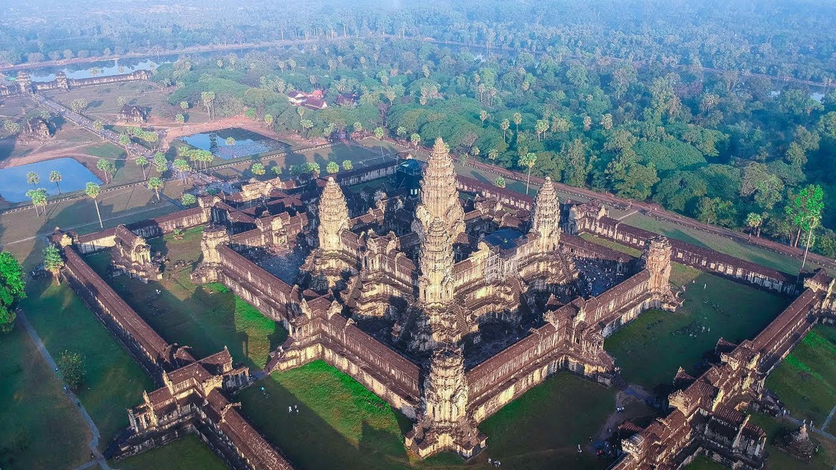 Angkor Wat là biểu tượng quốc gia của Campuchia. Hình ảnh ngôi đền đã được in lên quốc kỳ Campuchia từ năm 1850, thể hiện niềm tự hào dân tộc và giá trị văn hóa to lớn mà công trình mang lại. Ảnh: Pinterest.