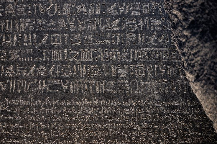  Văn bản trên đá được khắc bằng ba loại chữ. Đó là chữ tượng hình Ai Cập, chữ dân gian Ai Cập và chữ Hy Lạp cổ – điều giúp các học giả đối chiếu và giải mã. Ảnh: Pinterest.
