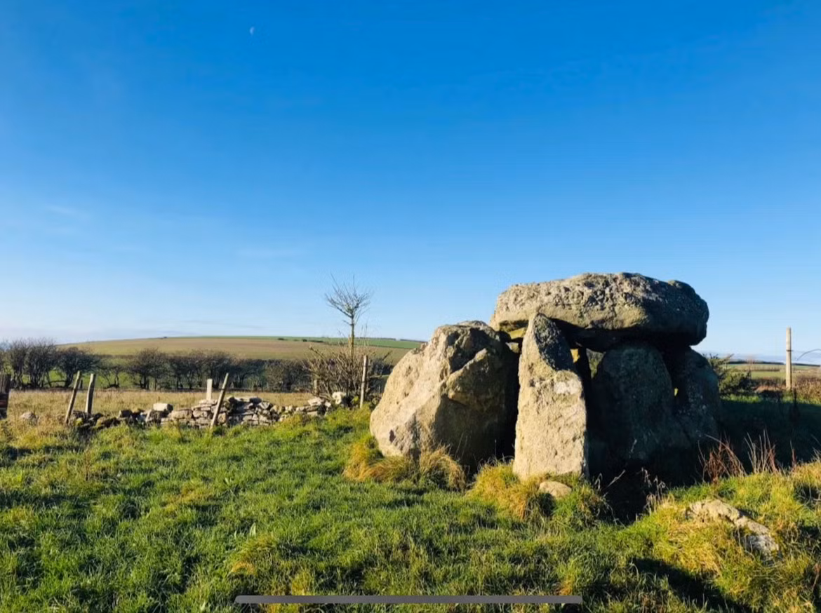  3. Các vòng tròn đá có thể liên kết với hiện tượng thiên văn. Một số học giả cho rằng cách bố trí các tảng đá có thể trùng khớp với vị trí Mặt trời, Mặt trăng hay các chòm sao vào các thời điểm cụ thể trong năm như hạ chí hay đông chí. Ảnh: Tess Of The Vale.