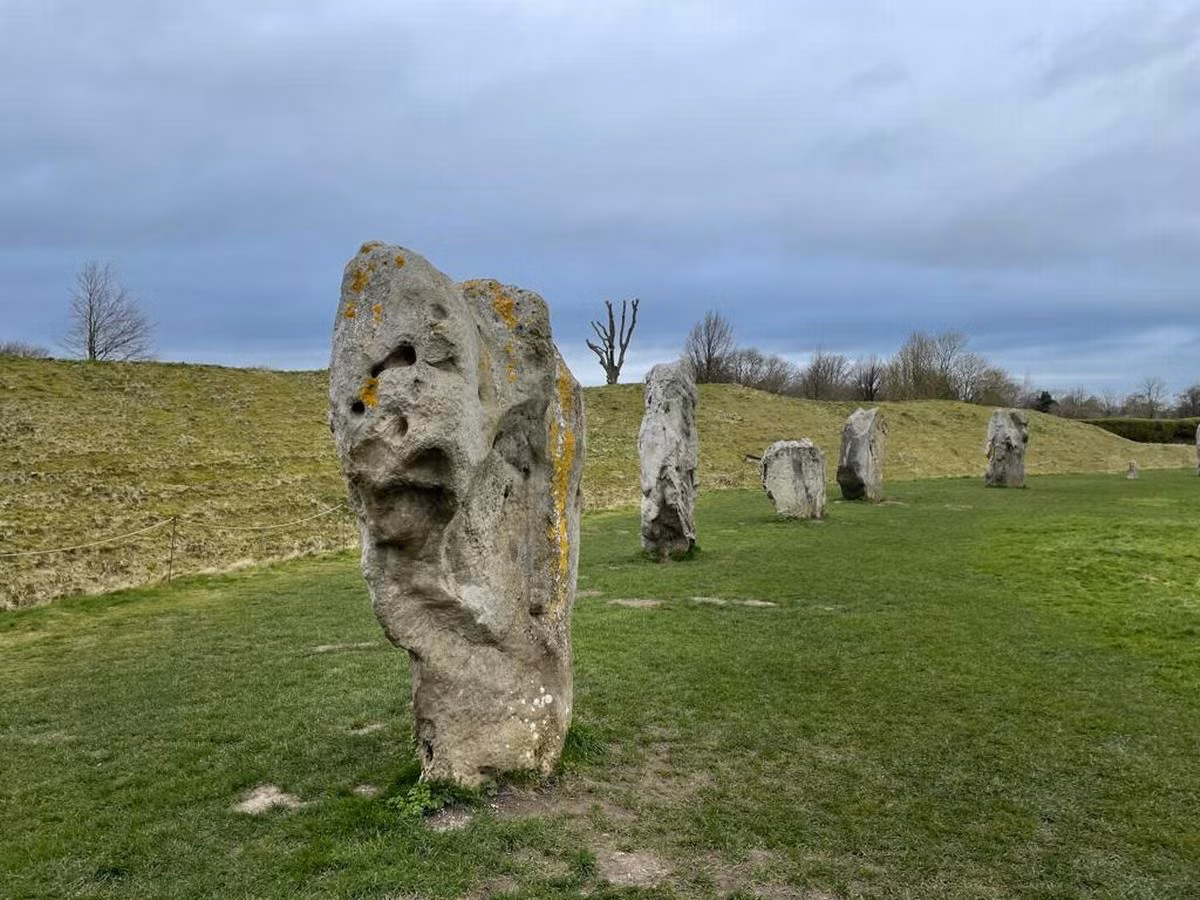  2. Chức năng thực sự vẫn là một bí ẩn. Các nhà nghiên cứu vẫn chưa thể khẳng định chắc chắn liệu các vòng tròn đá được dùng cho nghi lễ, thiên văn học, hay là nơi chôn cất — hoặc có thể là sự kết hợp của nhiều chức năng. Ảnh: bristolpost.co.uk.