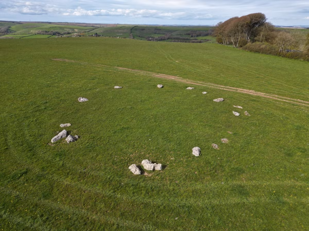  6. Vòng tròn đá Kingston Russell là một trong những vòng nổi tiếng nhất. Nằm gần thị trấn Bridport, vòng Kingston Russell gồm 18 tảng đá sa thạch xếp thành hình elip, được cho là có vai trò nghi lễ quan trọng. Ảnh: megalithic.co.uk.