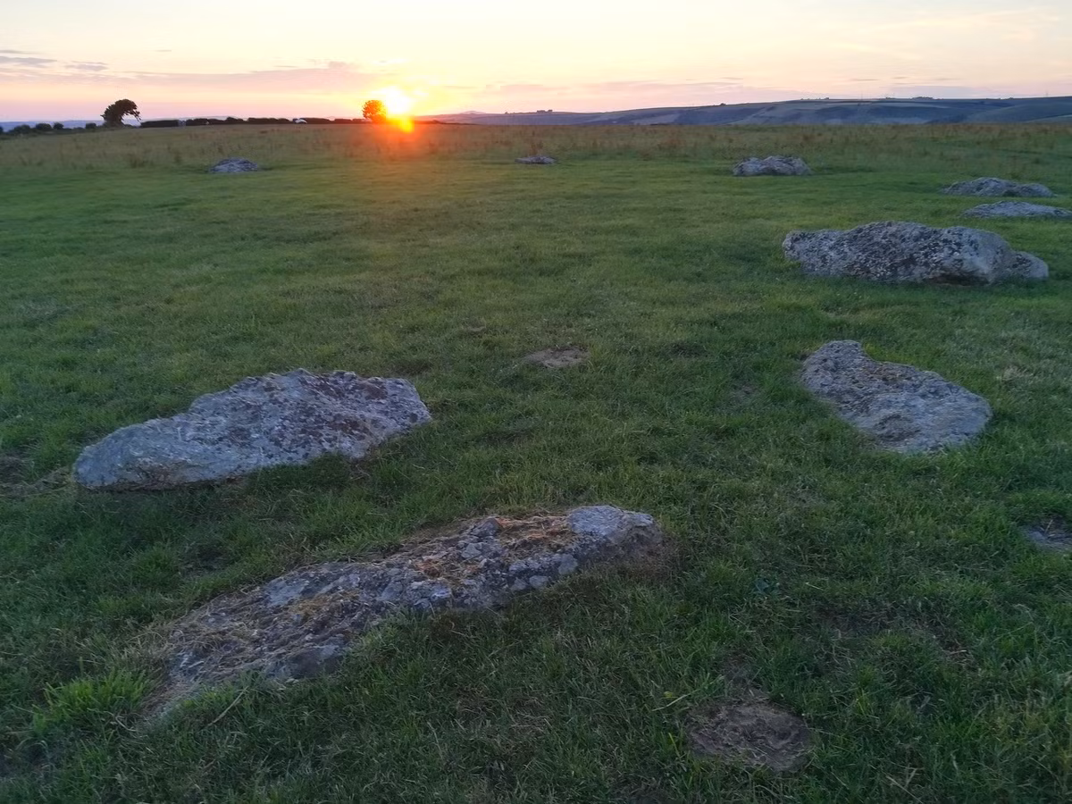  7. Gắn với nhiều truyền thuyết. Nhiều câu chuyện kể rằng vòng tròn đá là nơi nhảy múa của các tiên nữ hóa đá, hoặc là dấu vết của các nghi thức ma thuật cổ xưa. Ảnh: megalithic.co.uk.