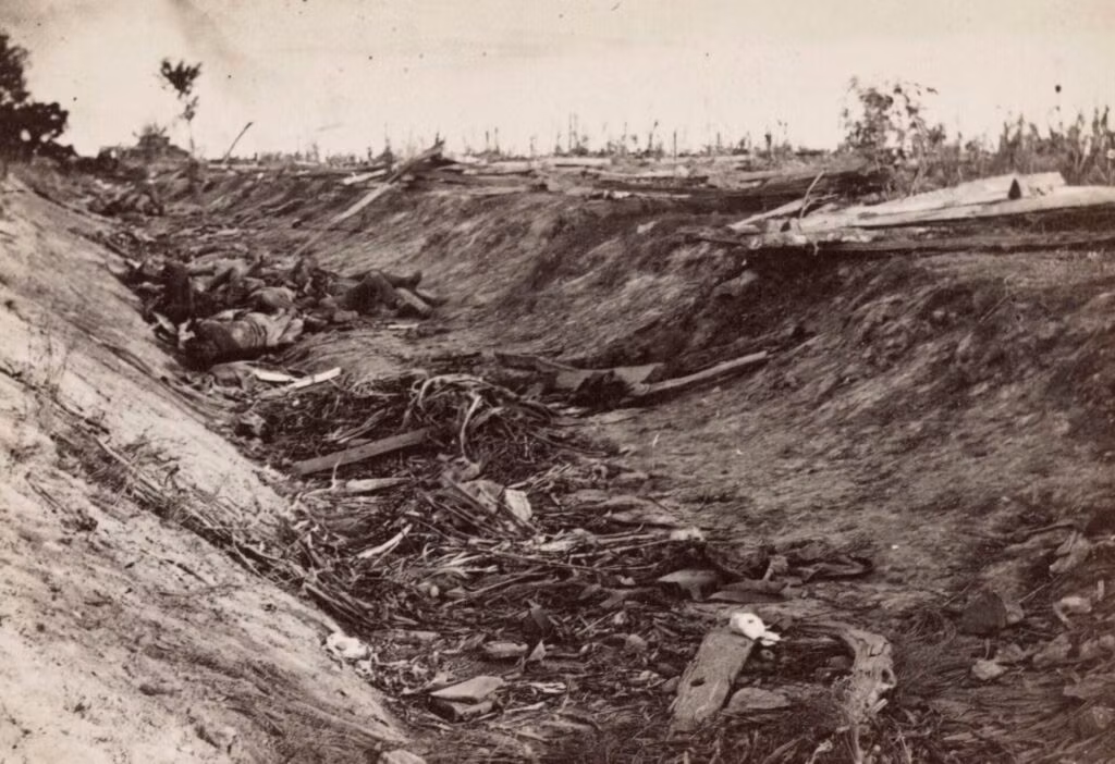  5. Lần đầu tiên chiến trường được chụp ảnh ngay sau trận đánh. Nhà nhiếp ảnh Mathew Brady và cộng sự đã ghi lại hình ảnh thảm khốc của chiến trường Antietam – một bước ngoặt trong lịch sử truyền thông chiến tranh. Ảnh: localnews1.org.