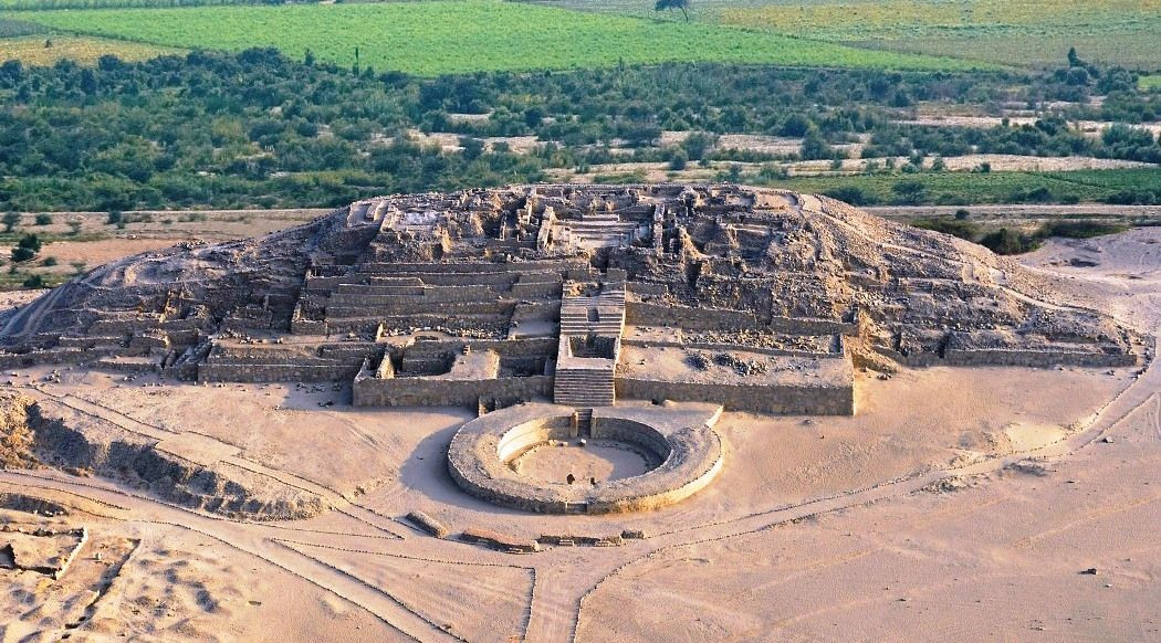 3. Cao gần 30 mét. Pyramide Mayor (Kim tự tháp Lớn) công trình lớn nhất ở Caral, có chiều cao gần 30 mét và được xây bằng đá, đất sét với thiết kế bậc thang – một dạng tiền thân của các kiến trúc Inca sau này. Ảnh: Pinterest.