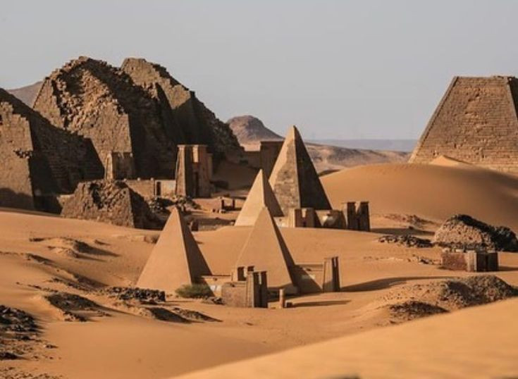  3. Kim tự tháp Nubian có kiến trúc khác biệt. Chúng thường hẹp và cao hơn kim tự tháp Ai Cập, với độ nghiêng lớn hơn và đỉnh nhọn hơn. Ảnh: Pinterest.