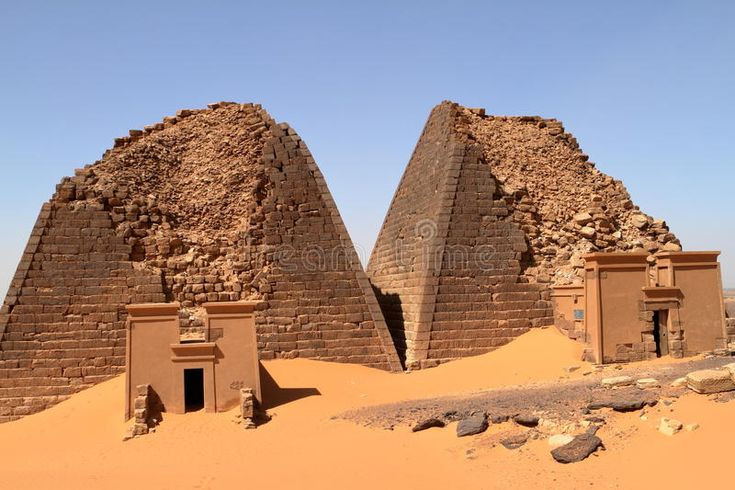  6. Một số kim tự tháp đã bị phá hủy bởi các tay săn kho báu. Vào thế kỷ 19, nhà khảo cổ học Giuseppe Ferlini đã phá hủy nhiều kim tự tháp tại Meroë để tìm vàng. Ảnh: Pinterest.