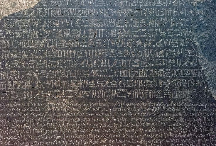  Jean-François Champollion là người giải mã thành công. Vào năm 1822, nhà ngôn ngữ học người Pháp này đã sử dụng kiến thức về tiếng Copt (một ngôn ngữ bản địa Ai Cập) để giải mã chữ tượng hình từ văn bản trên Đá Rosetta. Ảnh: Pinterest.