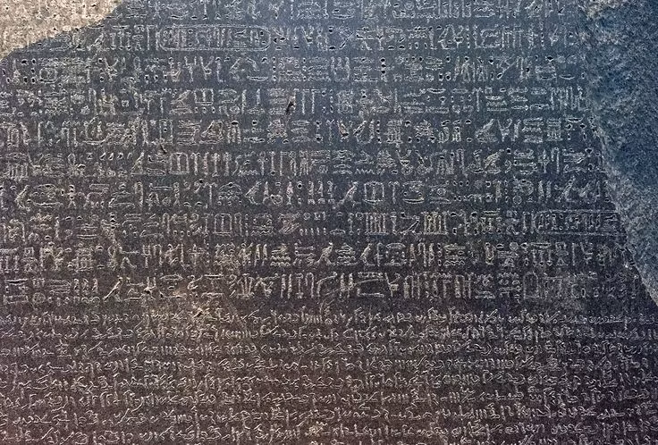  Jean-François Champollion là người giải mã thành công. Vào năm 1822, nhà ngôn ngữ học người Pháp này đã sử dụng kiến thức về tiếng Copt (một ngôn ngữ bản địa Ai Cập) để giải mã chữ tượng hình từ văn bản trên Đá Rosetta. Ảnh: Pinterest.