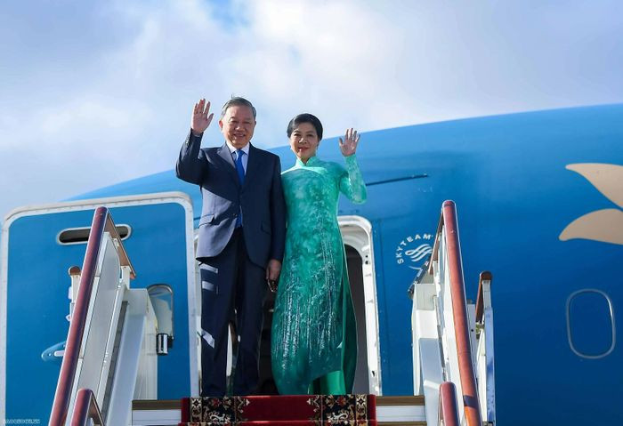 Le don chinh thuc Tong Bi thu To Lam va Phu nhan tai Nga