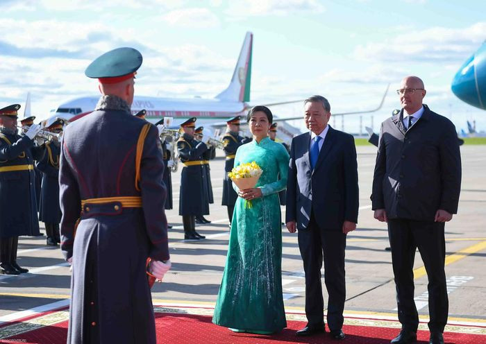 Le don chinh thuc Tong Bi thu To Lam va Phu nhan tai Nga-Hinh-3