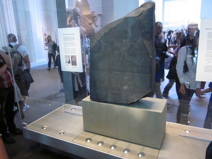 Ai Cập nhiều lần yêu cầu trả lại Đá Rosetta. Chính phủ Ai Cập coi đây là di sản văn hóa quốc gia và đã nhiều lần kiến nghị đòi lại cổ vật, nhưng phía Anh vẫn chưa chấp thuận. Ảnh: Pinterest.