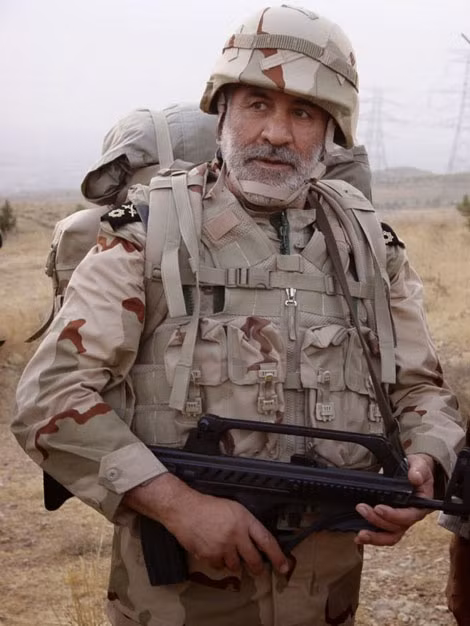 Binh lính Iran trên tay khẩu súng trường tiến công bullpup KH-2002.