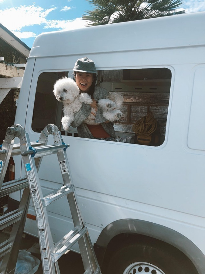 Chị Mây cho biết, lý do để hai vợ chồng quyết tâm hiện thực hóa mong ước đầu tiên là vì bé cún cưng tên là Chloe. Vì Chloe đã lớn tuổi, khó di chuyển bằng máy bay nên cặp đôi đã thống nhất làm ngôi nhà di động từ xe van để cả gia đình có thể đi du lịch khắp nơi mình muốn. 