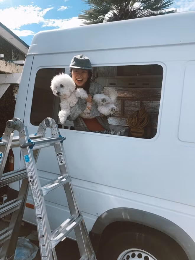 Chị Mây cho biết, lý do để hai vợ chồng quyết tâm hiện thực hóa mong ước đầu tiên là vì bé cún cưng tên là Chloe. Vì Chloe đã lớn tuổi, khó di chuyển bằng máy bay nên cặp đôi đã thống nhất làm ngôi nhà di động từ xe van để cả gia đình có thể đi du lịch khắp nơi mình muốn. 