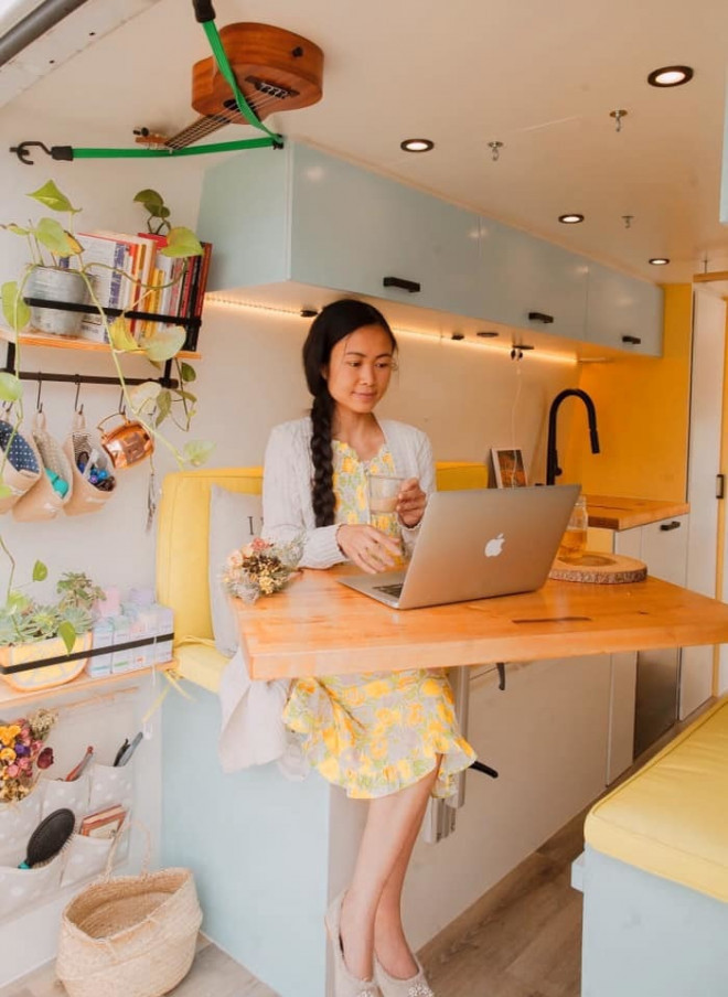 Bỏ công sức hơn 10 tiếng mỗi ngày, sau 3 tháng, vợ chồng chị Mây đã hoàn thiện xong nhà mới mà không phải thuê thêm bất cứ nhân công nào. Tổng chi phí mua nguyên vật liệu làm nội thất trong xe khoảng 25.000 USD.