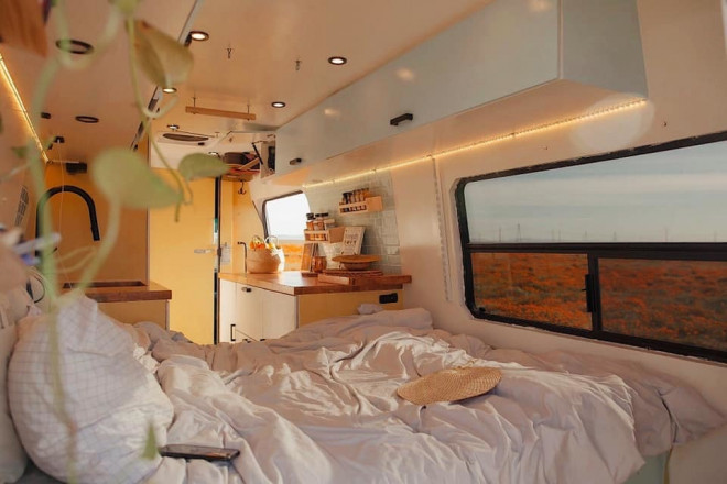 Tiếp theo là làm cách âm, cách nhiệt, đóng khung gỗ cho thùng nước, phòng tắm, chậu rửa, bàn ăn và gắn cửa sổ. Anh cũng tự lắp đặt hệ thống quạt hút gió hai chiều, toilet và phòng tắm đứng, hệ thống xả thải nước.