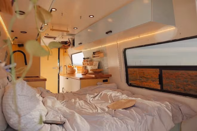 Tiếp theo là làm cách âm, cách nhiệt, đóng khung gỗ cho thùng nước, phòng tắm, chậu rửa, bàn ăn và gắn cửa sổ. Anh cũng tự lắp đặt hệ thống quạt hút gió hai chiều, toilet và phòng tắm đứng, hệ thống xả thải nước.