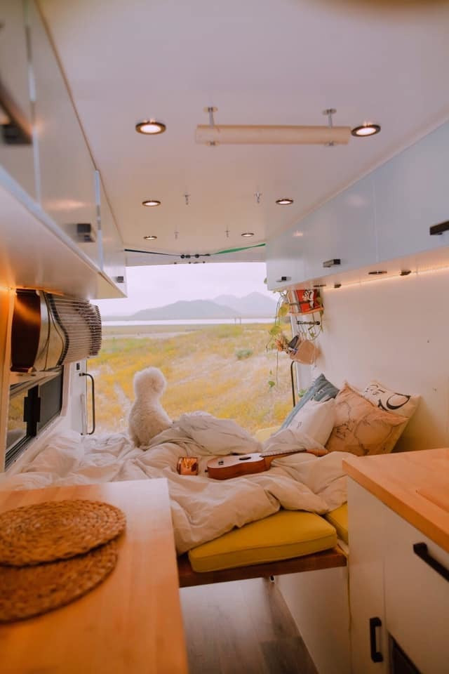 Từ một chiếc xe van cũ, dưới bàn tay khéo léo của chồng chị Mây đã được ‘hô biến’ thành ngôi nhà di động tiện nghi, có đầy đủ chức năng cơ bản như phòng ngủ, tolet, bếp nấu ăn, tủ đựng quần áo và bàn làm việc. Chiếc xe còn có hẳn nguồn điện sinh hoạt từ nguồn điện năng lượng mặt trời.