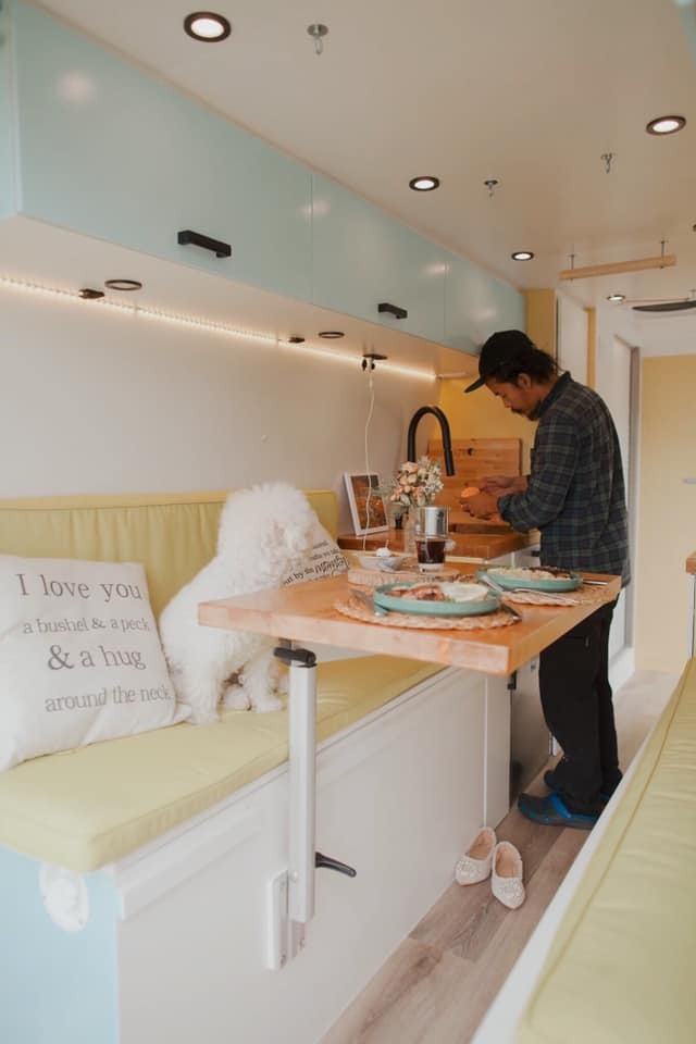 Chị Mây chia sẻ thêm, do lệnh giãn cách cộng đồng ở Mỹ nên sau gần một tháng ở xe van, hai vợ chồng mới đi được những nơi gần xung quanh Los Angeles như Joshua Tree, Palm Springs, San Diego.