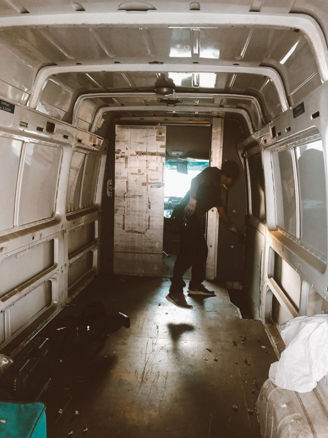 “Nếu chọn những loại camper van thông thường như RV hay aistream thì sẽ dễ gây chú ý và tò mò cho những người xung quanh nên mình chọn chiếc xe có vẻ ngoài như một chiếc xe thông thường, chỉ cần gắn thêm bảng như 'hazardous chemicals' (hoá chất nguy hiểm) hay 'plumping company' (công ty bơm nước) thì sẽ tránh bị dòm ngó” – Mây cho biết.