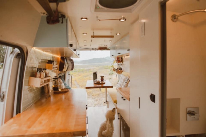 Ngoài ra, xe còn được thiết kế đặc biệt để có thể mang hết những nhạc cụ của 2 vợ chồng như đàn piano, đàn guitar, ukulele,..