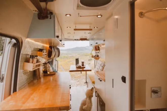 Ngoài ra, xe còn được thiết kế đặc biệt để có thể mang hết những nhạc cụ của 2 vợ chồng như đàn piano, đàn guitar, ukulele,..