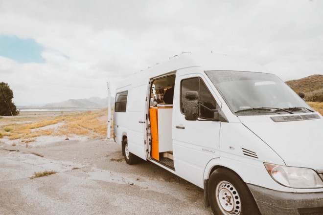 Ngoài ra, sự bất tiện khi đi du lịch dài ngày như phải di chuyển bằng nhiều phương tiện, rồi tìm nơi ở, giá phòng bình dân nên cả hai vợ chồng quyết định mua xe nhanh chóng. Cặp đôi đã nghiên cứu và quyết định mua chiếc xe vận chuyển hàng hoá cũ hiệu Mercedez Dodge Sprinter vào đầu năm 2020 với giá 15.000 USD.