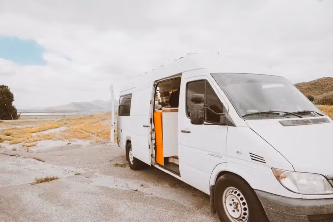 Ngoài ra, sự bất tiện khi đi du lịch dài ngày như phải di chuyển bằng nhiều phương tiện, rồi tìm nơi ở, giá phòng bình dân nên cả hai vợ chồng quyết định mua xe nhanh chóng. Cặp đôi đã nghiên cứu và quyết định mua chiếc xe vận chuyển hàng hoá cũ hiệu Mercedez Dodge Sprinter vào đầu năm 2020 với giá 15.000 USD.